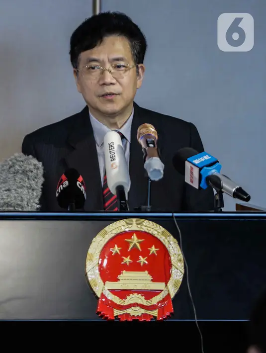 Duta Besar China untuk ASEAN, Deng Xijun memberikan keterangan terkait perkembangan virus corona COVID-19 saat Media Briefing di Jakarta, Jumat (21/2/2020). Pada kesempatan itu, Deng Xijun berharap ASEAN saling bekerja sama untuk menangani virus corona COVID-19. (Liputan6.com/Faizal Fanani)