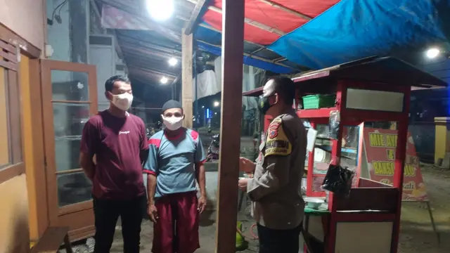 Polisi sosialisasi waspada peredaran uang palsu di Pemalang. (Foto: Liputan6.com/Polres Pemalang)
