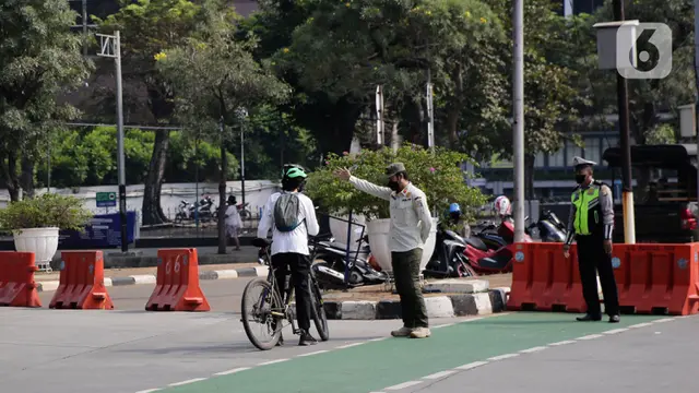 Petugas Putar Balik Pesepeda yang Ingin Melintasi Thamrin-Sudirman