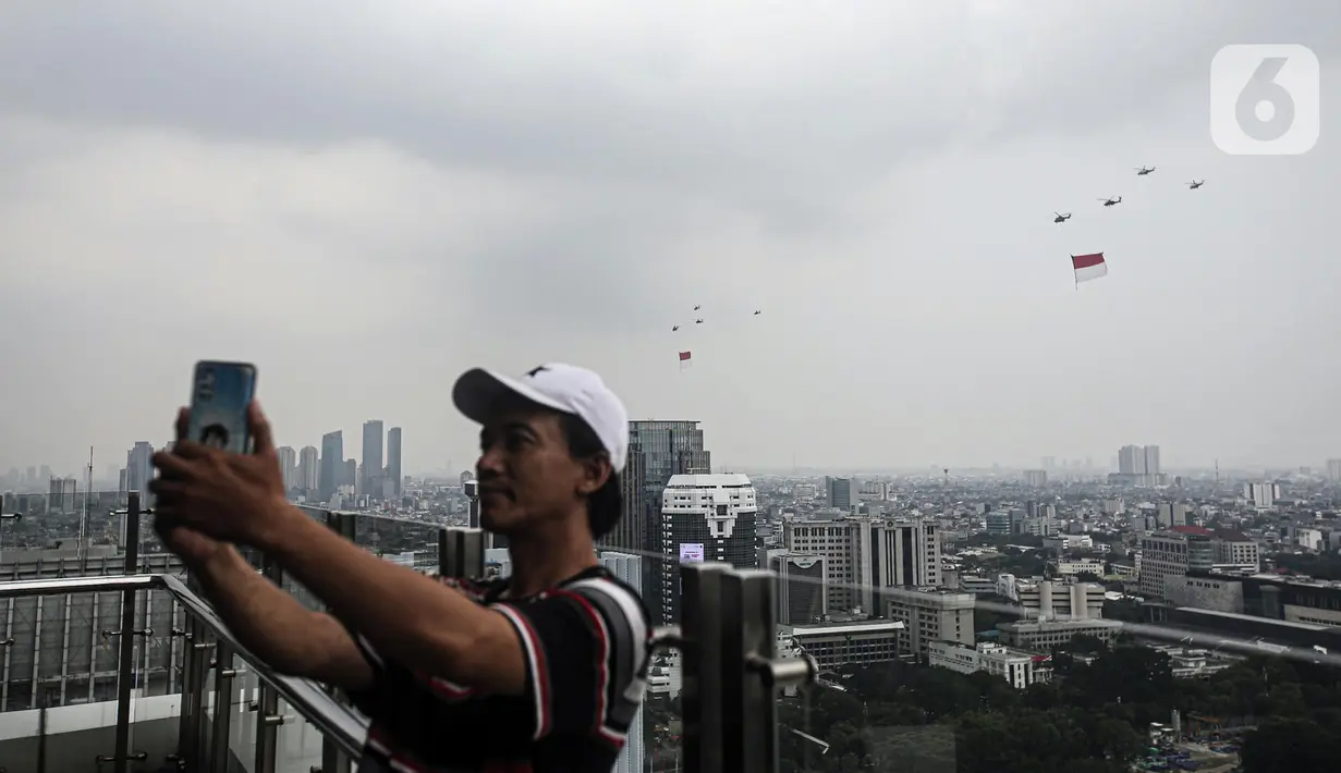 Pesawat tempur F-16 TNI AU terbang melintas di atas Istana Merdeka saat upacara peringatan detik-detik proklamasi di Jakarta, Rabu (17/8/2022). Aksi pesawat tempur TNI AU tersebut untuk memperingati Hari Ulang Tahun ke-77 Republik Indonesia. (Liputan6.com/Faizal Fanani)