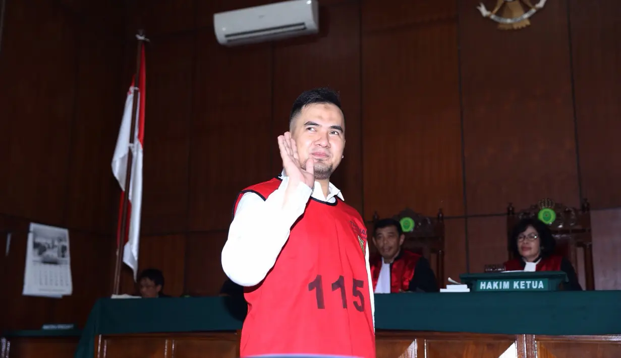 Saipul Jamil diduga menyuap Rohadi melalui pengacara serta kakaknya. Dengan tujuan mempengaruhi putusan terkait perkara asusila. Saipul divonis tiga tahun penjara, dan tingkat banding diperberat menjadi lima tahun. (Nurwahyunan/Bintang.com)