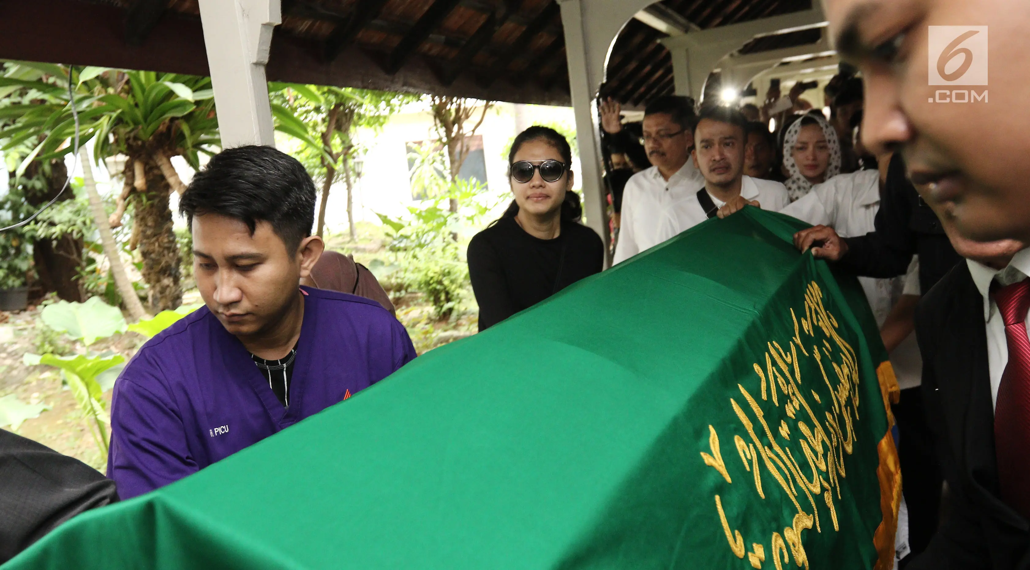 Jenazah Julia Perez saat dibawa ke mobil jenazah di RSCM, Jakarta, Sabtu (10/6). Julia Perez atau yang akrab disapa Jupe, meninggal dunia. Meninggalnya Jupe dikonfirmasi oleh sang adik, Nia Anggia. (Liputan6.com/Herman Zakharia)