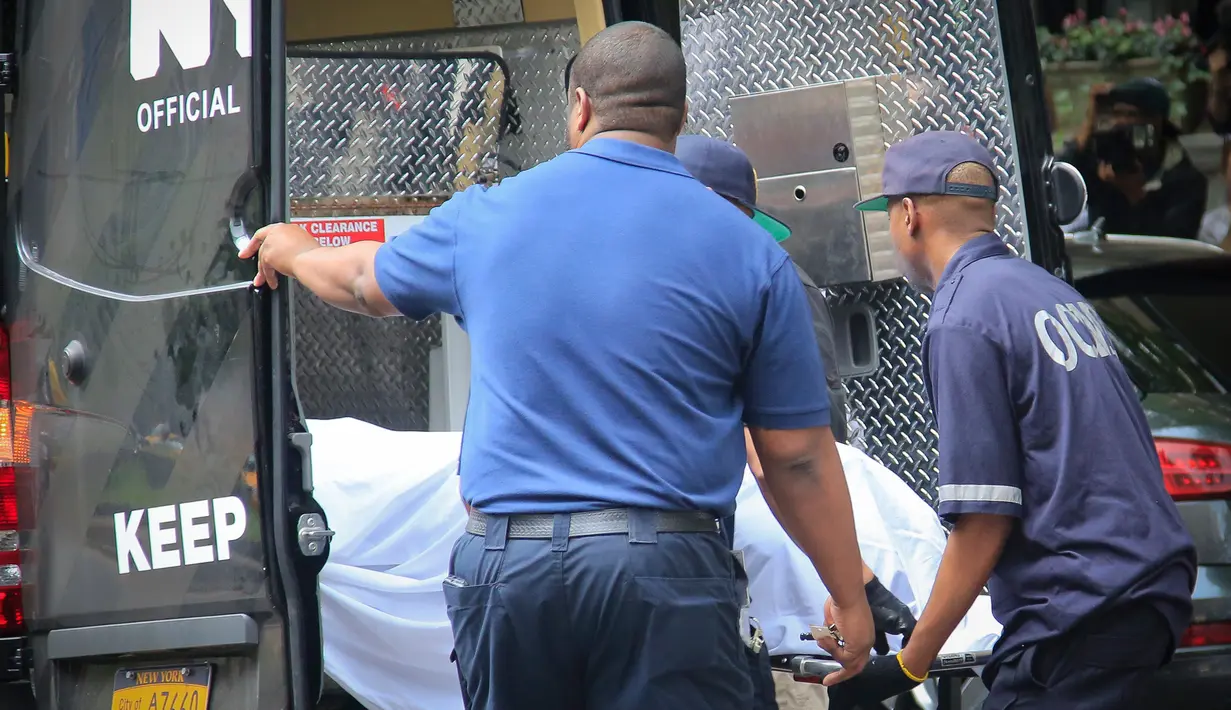 Petugas medis memasukkan jasad desainer ternama Kate Spade ke dalam mobil ambulans dari apartemennya di Park Avenue, New York. Selasa (5/6). pade merupakan desainer tas di awal 1990-an yang membuat heboh di dunia mode dunia. (AP Photo/Bebeto Matthews)