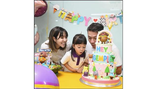 Momen Gempi dan kedua orangtuanya kompak meniup lilin bersama.