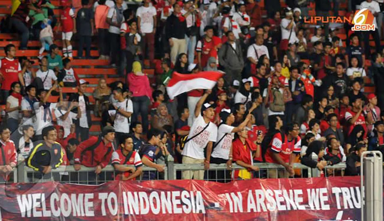 Ratusan fans Arsenal menyaksikan secara langsung sesi latihan tim kesayangannya di Stadion GBK Jakarta. (Liputan6.com/Helmi Fithriansyah)