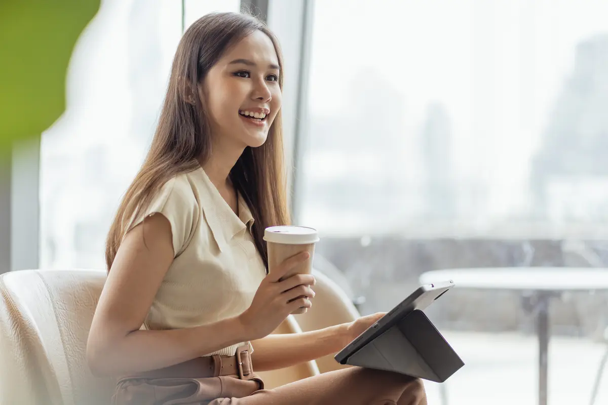 wanita juli tampil elegan