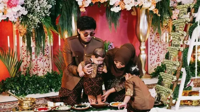 Keluarga Atta Halilintar dan Aurel Hermansyah dalam tedak siten Azura
