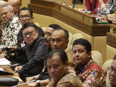 Mendagri, Tjahjo Kumolo (tengah) bersama pimpinan KPU dan Bawaslu saat mengikuti rapat kerja/rapat dengar pendapat dengan Komisi II DPR di Kompleks Parlemen, Jakarta, Kamis (26/9/2019). Rapat membahas evaluasi Pemilu 2019 dan persiapan Pilkada Serentak 2020. (Liputan6.com/Helmi Fithriansyah)