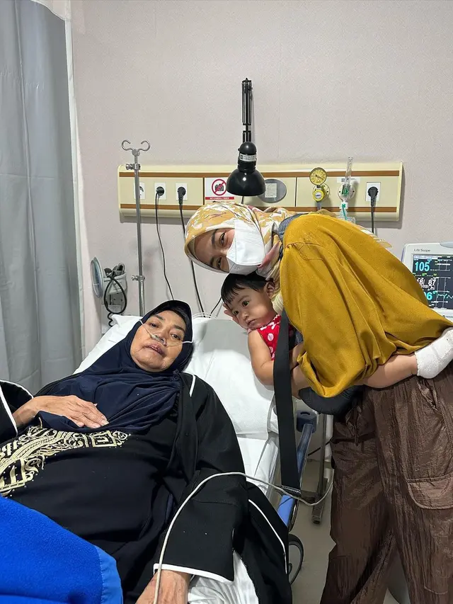 6 Potret Kondisi Terbaru Ibunda Ria Ricis yang Jatuh Sakit di Makkah, Sempat Koma