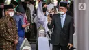 Politikus senior Partai Golkar Akbar Tanjung (kiri) dan Ketua Umum PAN Zulkifli Hasan (kanan) saat menghadiri pemakaman mantan KSAD Jenderal TNI (Purn) Pramono Edhie Wibowo di TMP Kalibata, Jakarta, Minggu (14/6/2020). (Liputan6.com/Faizal Fanani)