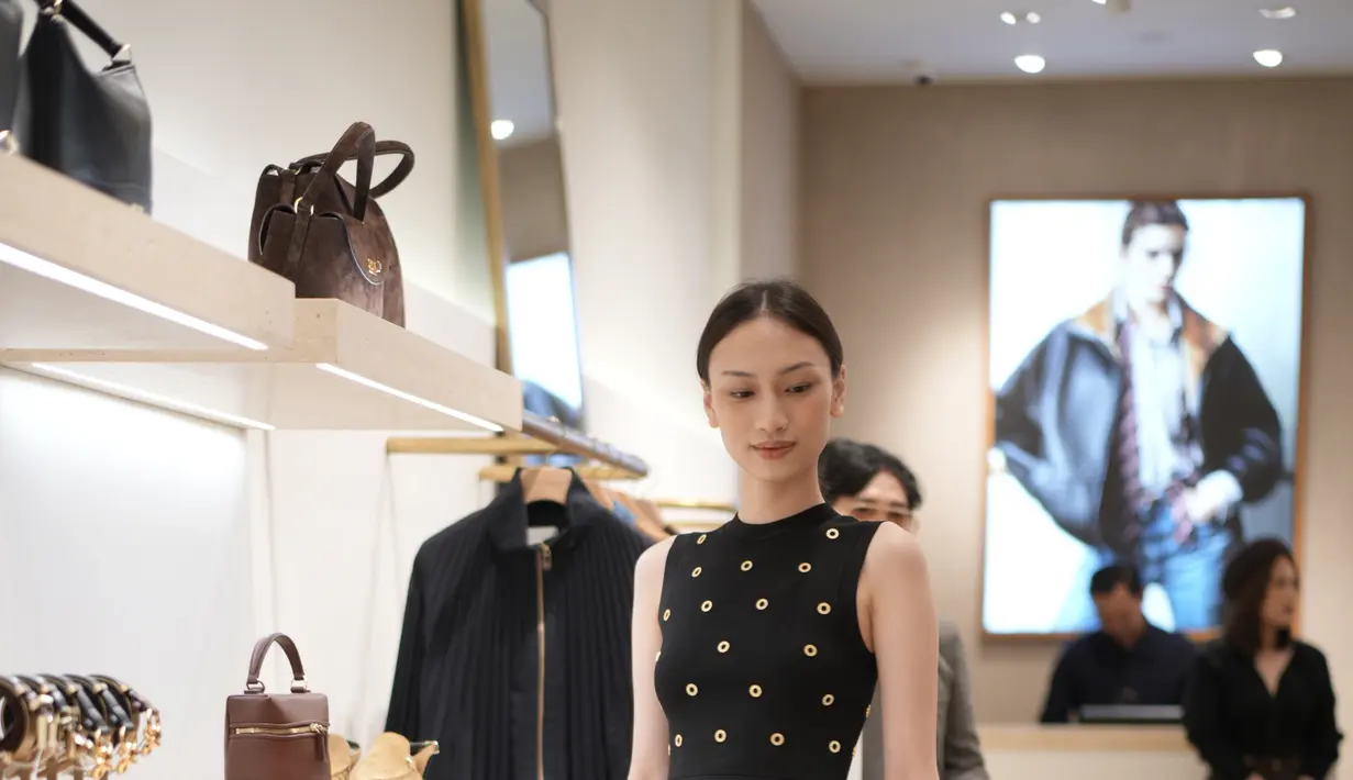 Selain material kulit hadir sebagai elemen kunci, sisi feminin juga ditonjolkan melalui busana yang lebih elegan dengan detail rhinestone. / Foto dok: Sandro.