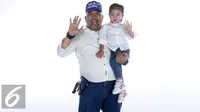 Indro Warkop bersama cucunya, Alya dalam penggarapan sebuah video klip lagu berjudul Suka Hati, yang merupakan soundtrack untuk film Surat Kecil untuk Tuhan. (Herman Zakharia/Liputan6.com)