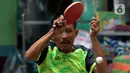 Petenis mengembalikan bola ke lawannya saat kejuaraan Bintikers Cup Tenis Meja di Pasar Grogol, Jakarta, Sabtu (14/12/2019). Turnamen Bintikers Cup Tenis Meja diikuti 125 orang yang merupakan perwakilan pedagang pasar se-Jabodetak dan luar Jakarta seperti Surabaya. (merdeka.com/Imam Buhori)