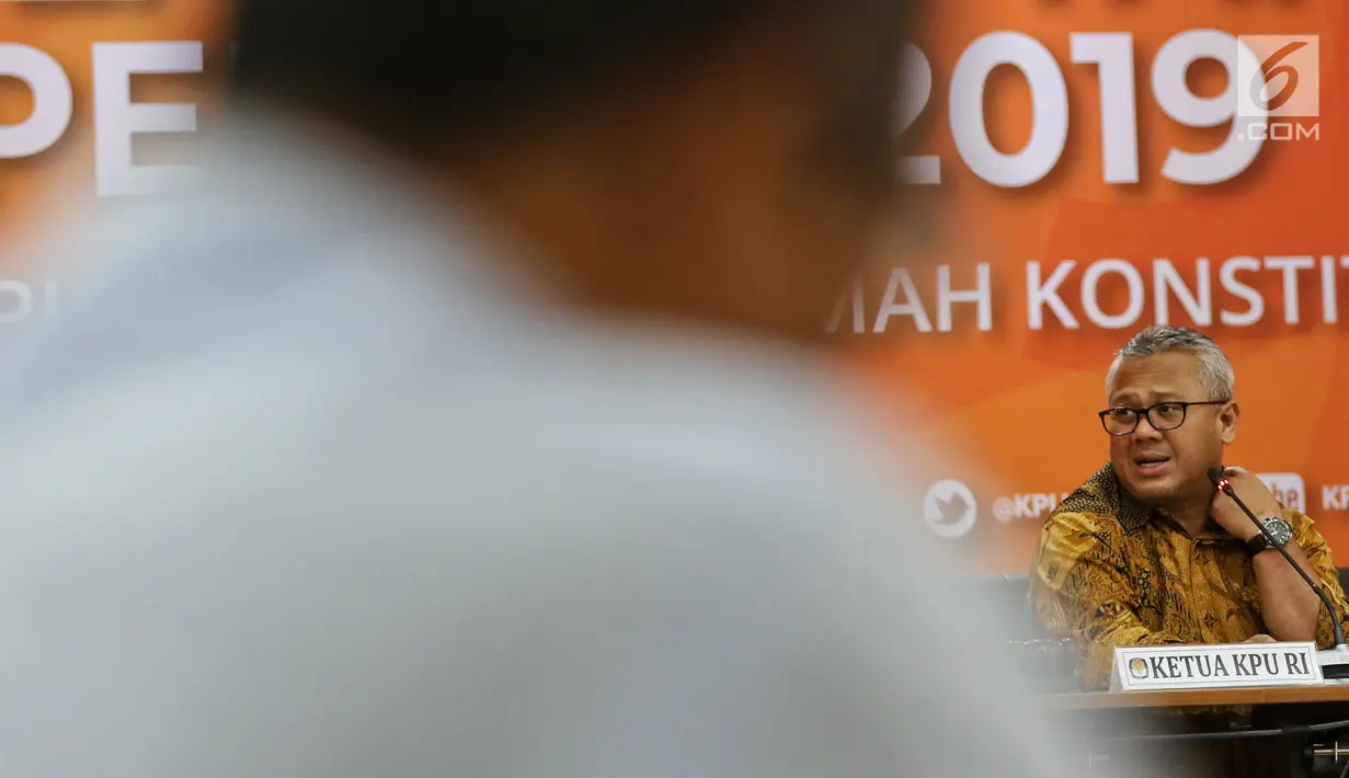 Ketua KPU Arief Budiman saat mengikuti Rapat Pleno di Gedung, KPU, Jakarta, Senin (8/4). Rapat pleno tersebut membahas Rekapitulasi Daftar Pemilih Pemilu 2019 pasca-putusan Mahkamah Konstitusi (MK). (Liputan6.com/Johan Tallo)