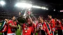 Bersama pemain Benfica lainnya, Maxi Pereira (bek Benfica) mengangkat trofi liga Portugal di Estadio Da Luz, Lisbon, Senin (21/4/2014) (AFP PHOTO/FRANCISCO LEONG)