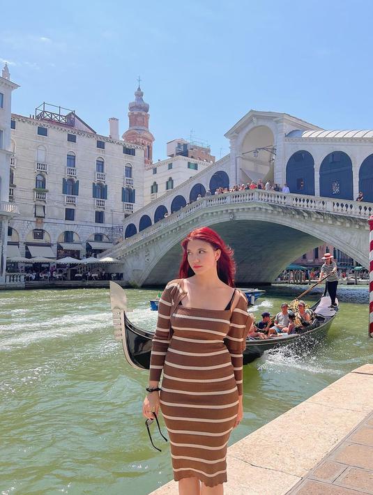 Rambut merah dinilai sangat cocok untuk Cassandra Lee. (FOTO: instagram.com/cassandraslee/)