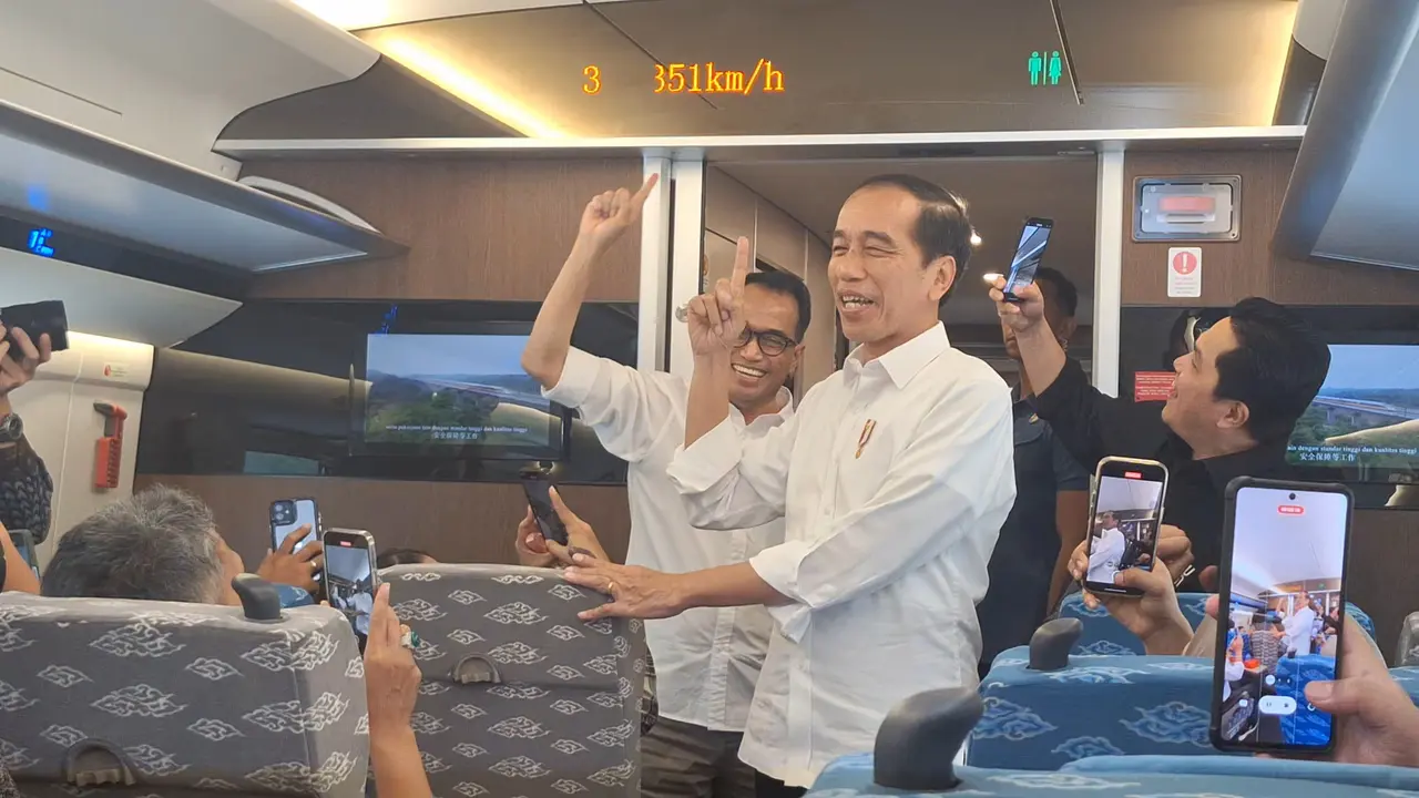 Presiden Joko Widodo atau Jokowi menjajal Kereta Cepat Jakarta Bandung (KCJB), Rabu (13/9/2023).