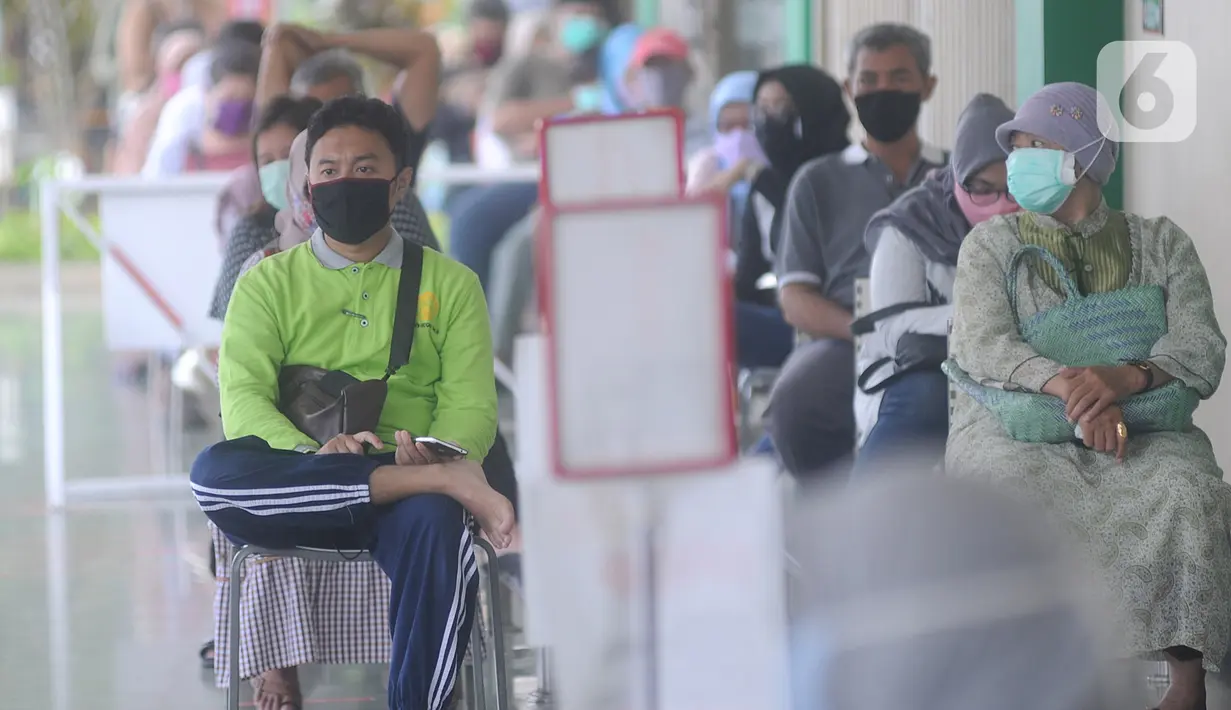 Pengunjung antre dengan menjaga jarak fisik (Physical Distancing) saat menunggu supermarket buka di kawasan Ciputat, Tangerang Selatan, Selasa (14/4/2020). Pemerintah terus mengimbau warga untuk melakukan jarak fisik sebagai tindakan pencegahan penyebaran Corona COVID-19. (merdeka.com/Arie Basuki)