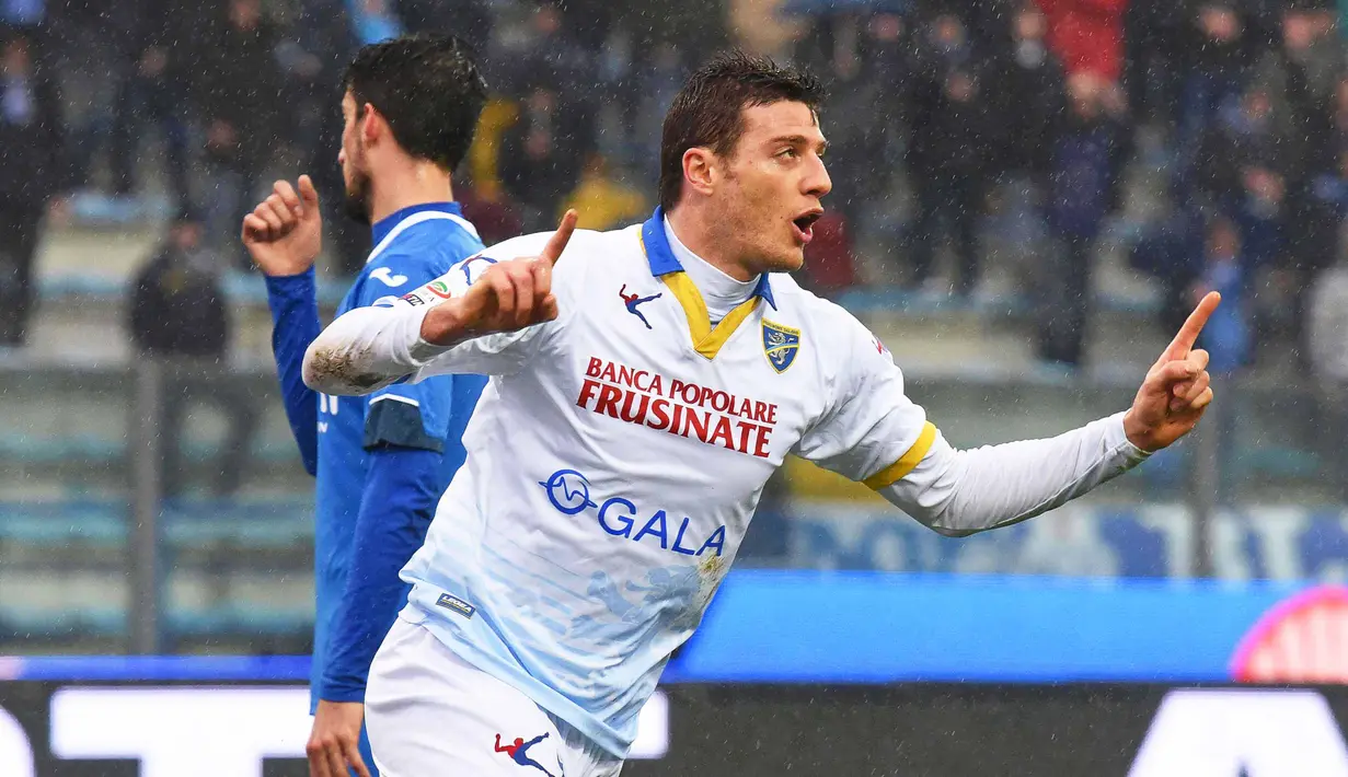 Pemain Frosinone, Daniel Ciofani merayakan golnya ke gawang Empoli pada lanjutan Liga Italia Serie A pekan ke-25 di Stadion Carlo Castellani,  Empoli.  (EPA/Claudio Giovannini)