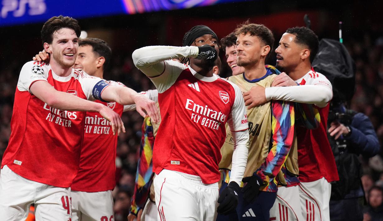 Pemain Arsenal merayakan gol yang dicetak oleh Noni Madueke ke gawang Bayern Munchen dalam laga Liga Champions 2025/2026 di Emirates Stadium, London, Rabu (26/11/2025) waktu setempat. (AP Photo/PA/John Walton)
