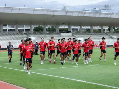 Sejumlah pemain Timnas Indonesia U-22 melakukan latihan perdana menjelang SEA Games 2025 di Stadion Madya, Kompleks Stadion Utama Gelora Bung Karno (SUGBK), Senayan, Jakarta, Selasa (11/11/2025). Sebanyak 33 pemain mengikuti sesi tersebut untuk selanjutnya diseleksi menjadi 23 pemain sebelum dibawa ke Thailand. (Bola.com/Bagaskara Lazuardi)