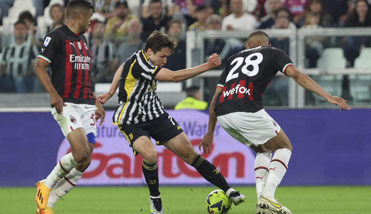 Striker Juventus, Federico Chiesa (tengah) berusaha melewati dua pemain AC Milan, Junior Messias (kiri) dan Malick Thiaw pada laga pekan ke-37 Liga Italia 2022/2023 di Allianz Stadium, Turin, Senin (29/5/2023) dini hari WIB. (LaPresse via AP Photo/Tano Pecoraro)