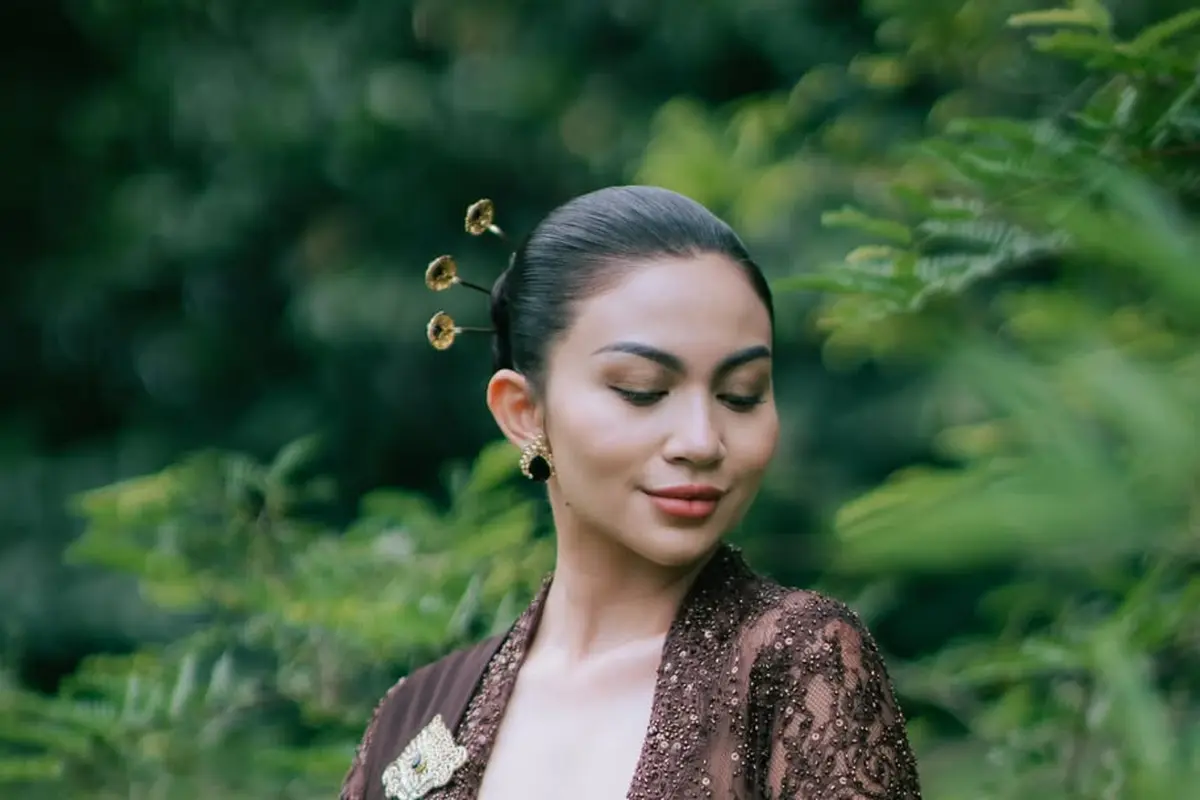 Potret Ariel Tatum Pancarkan Pesona Bangsawan Jawa Era 1950-an, Padukan Kebaya Kutubaru dan Tas Warisan Sang Nenek