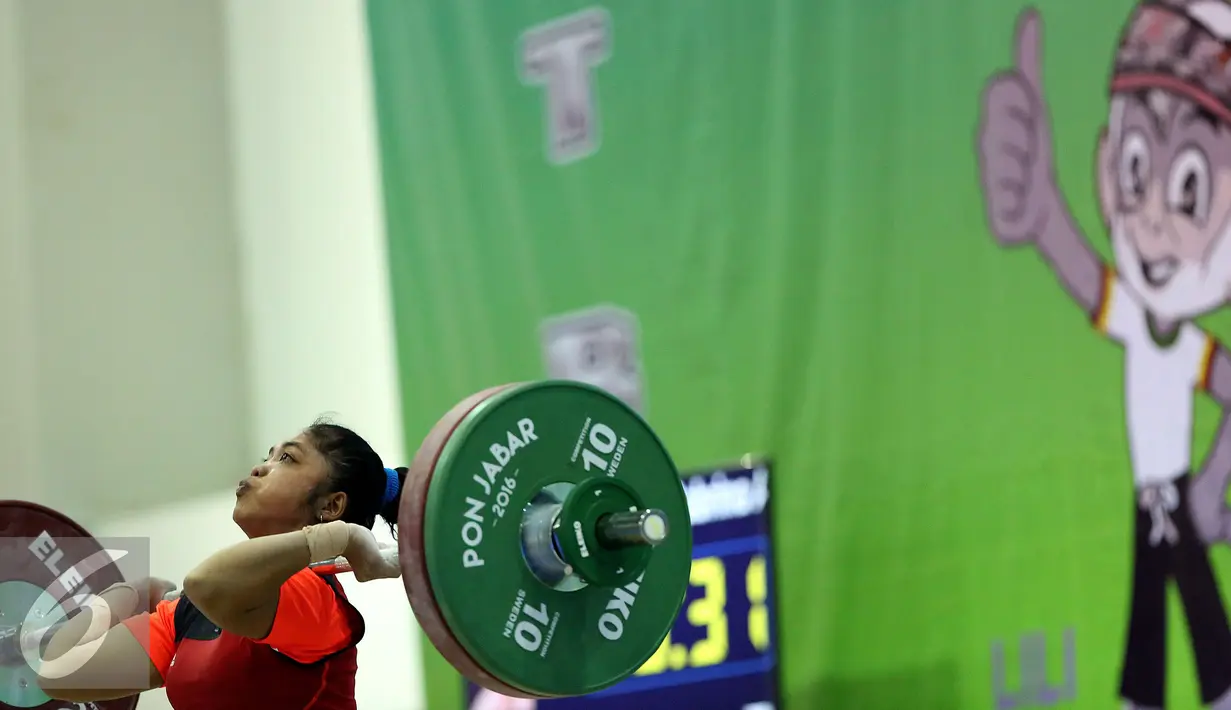 Lifter DKI Jakarta, Lisa Indriyani mencoba mengangkat beban di kelas 48 kg PON XIX Jabar di Gelora Sabilulungan, Kab Bandung, Selasa (20/9). Total angkatan Lisa Indriyani 156 Kg dan berhak atas medali perak kelas 48 kg. (Liputan6.com/Helmi Fithriansyah)