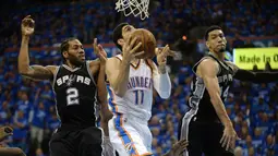 Pebasket OKC Thunder, Enes Kanter (11) dihadang para pemain San Antonio Spurs pada lanjutan NBA Playoffs game ke-6 semifinal wilayah barat di Chesapeake Energy Arena,Oklahoma City, (12/5/2016). (Mark D. Smith-USA TODAY Sports)