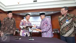 Ketua PBNU KH Said Aqil Siradj (kedua kanan) dan Dirut Bank Mandiri Budi G Sadikin (kedua kiri) saat MoU kerjasama layanan keuangan, Jakarta, Kamis (17/3/). Warga NU akan mendapat kartu anggota NU (KartaNU) dari Bank Mandiri. (Liputan6.com/Angga Yuniar)