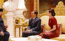 Momen Penuh Hangat Prabowo Bertemu Raja dan Ratu Thailand di Amphorn Royal Palace