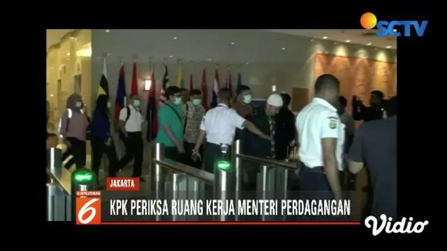 Penyidik KPK geledah ruang kerja Menteri Perdagangan Enggartiasto Lukita terkait dugaan gratifikasi perdagangan gula rafinasi.