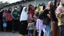 Sementara itu, Presiden Joko Widodo atau Jokowi juga telah memastikan Bulog memiliki stok beras sebanyak 1,5 juta ton dan masih cukup untuk memenuhi kebutuhan masyarakat. (merdeka.com/Imam Buhori)