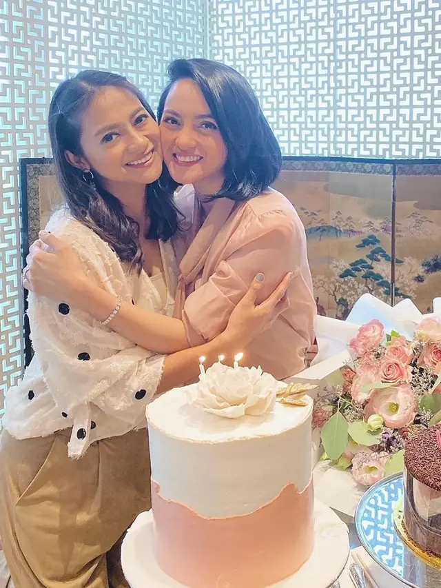[Fimela] Rini Yulianti dan Ririn Ekawati