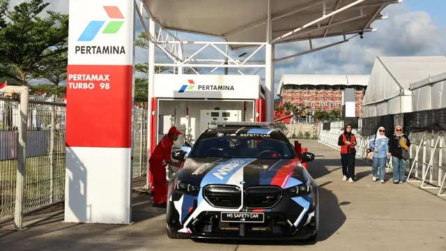 BMW M5 Safety Car MotoGP tampak sedang mengisi bahan bakar Pertamax Turbo di area Sirkuit Mandalika. (Dok. Pertamina)