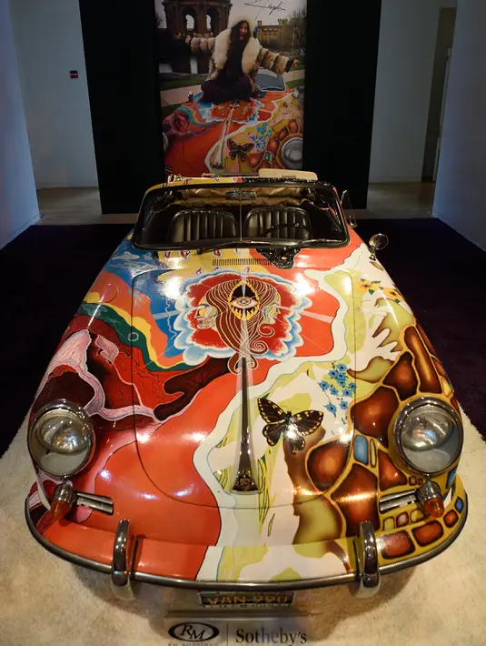 Mobil klasik bernama Janis Joplin " Sejarah Alam Semesta " 1964 Porsche 356 Cabriolet SC dipamerkan di rumah lelang Sotheby, New York, (9/12). Sebanyak 30 mobil klasik akan dilelang oleh Rumah Lelang ini. (AFP PHOTO/DON Emmert)