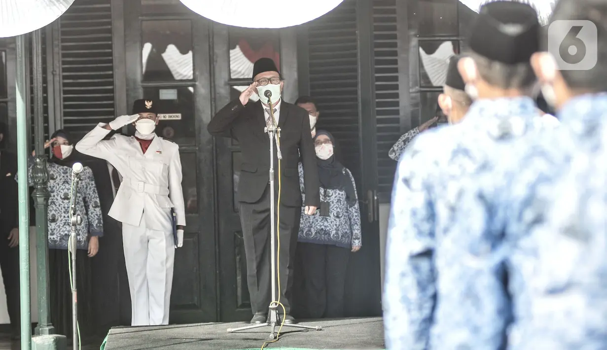 Direktur Pembinaan Tenaga Lembaga Kebudayaan Judi Wahjudi menjadi inspektur upacara peringatan Sumpah Pemuda di Museum Sumpah Pemuda, Rabu (28/10/2020). Upacara peringatan 92 tahun Sumpah Pemuda dengan tema Sumpah Pemuda Bersatu dan Bangkit itu diadakan secara terbatas. (merdeka.com/Iqbal S Nugroho)
