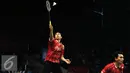 Hendra Setiawan (kiri)/M Ahsan melakukan smesh saat laga melawan Baptise Careme/Ronan Labar (Perancis)di Total BWF World Championships 2015 di Jakarta, Rabu (12/8/2015). Hendra/Ahsan unggul 19-21, 21-17, 21-18. (Liputan6.com/Helmi Fithriansyah)