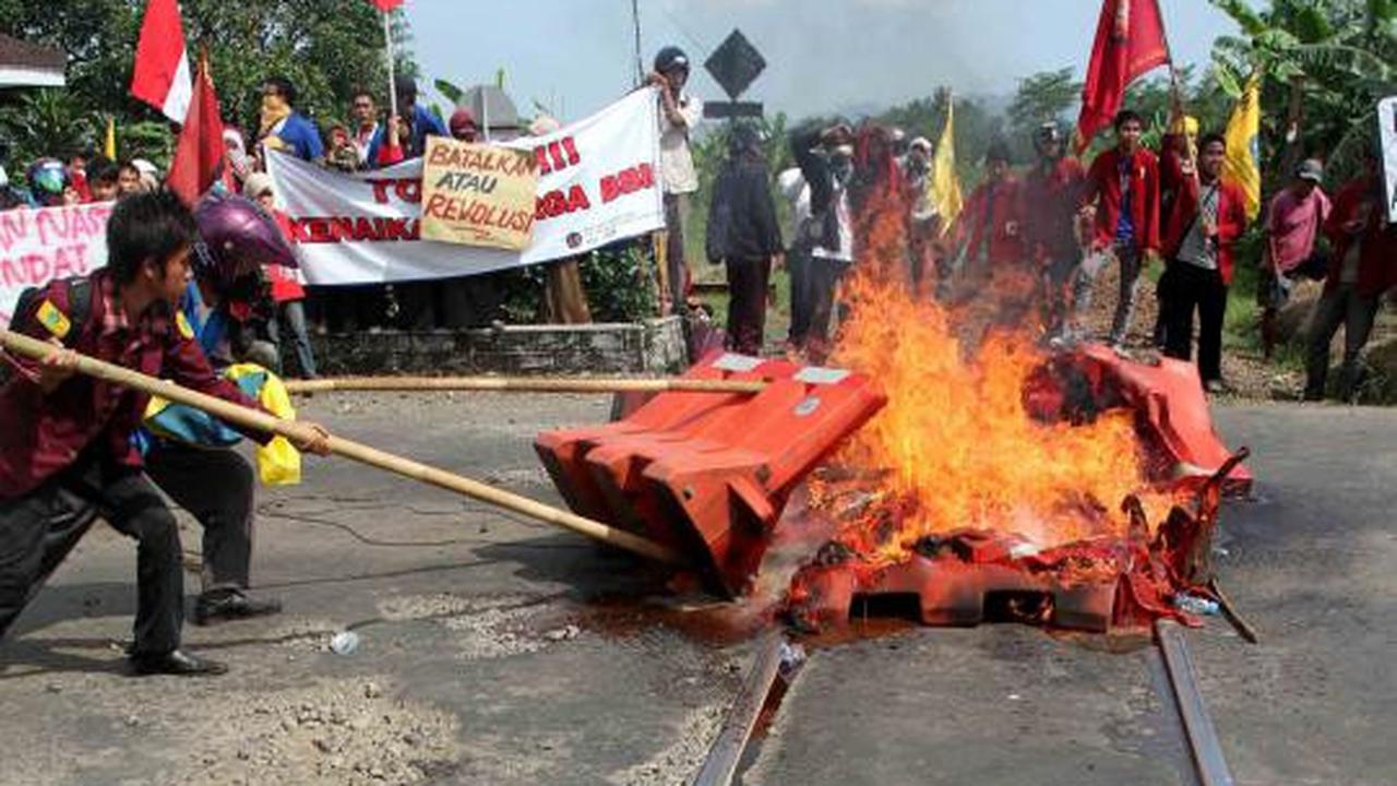 Rel diblokir, perjalanan KA terganggu