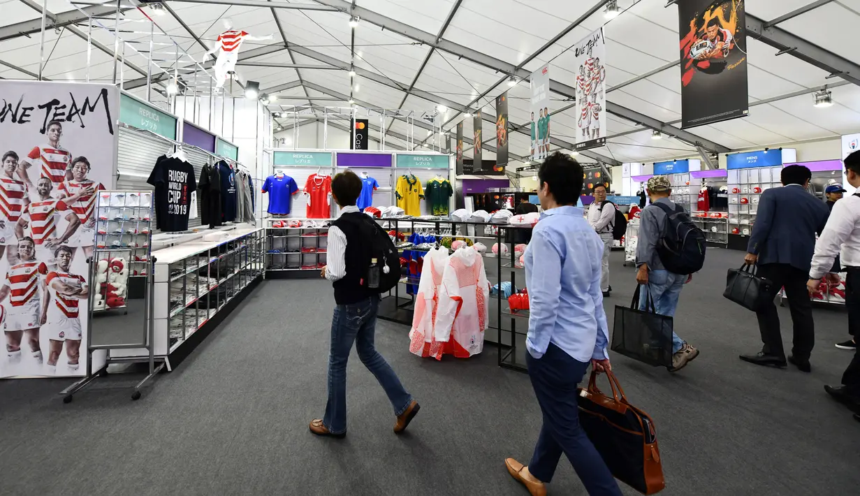 Pakaian dan barang-barang Rugby ditampilkan di Rugby World Cup 2019 Megastore di distrik Shinjuku yang ramai di Tokyo (8/10/2019). Rugby World Cup diselenggarakan dari 20 September hingga 2 November 2019. (AFP Photo/Kazuhiro Nogi)