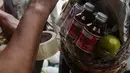Surayem (58) menyiapkan parcel buah dan vitamin ditoko buah miliknya di Jalan Barito, Jakarta, Minggu (11/7/2021).  Surayem mengaku omset menjual parcel yang dijual secara online meningkat drastis hampir 100 persen dalam sepekan terakhir ini. (Liputan6.com/Johan Tallo)