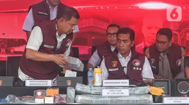 Kepala Badan Reserse dan Kriminal (Kabareskrim) Mabes Polri Komisaris Jenderal (Komjen) Pol Wahyu Widada (kedua kiri depan) bersama Direktur Tindak Pidana Narkoba (Dirtipidnarkoba) Bareskrim Polri Brigjen Mukti Juharsa (kiri) saat rilis kasus tindak pidana pencucian uang (TPPU) dari kejahatan narkoba di Lapangan Bhayangkara Mabes Polri, Jakarta, Rabu (18/9/2024). (Liputan6.com/Angga Yuniar)