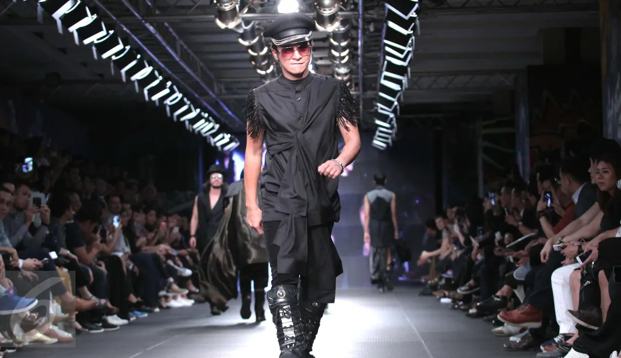 Model membawakan busana ISIS di Mens Fashion Week 2015 di Plaza Indonesia, Jakarta, Kamis (17/9/2015). Isis dengan koleksi  terbarunya Ulterior, Ermenegildo Zegna dengan koleksi Sombre warna-warna gelap. (Liputan6.com/Angga Yuniar)