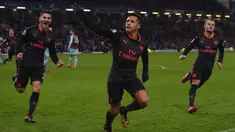 Pemain Arsenal, Alexis Sanchez mencetak satu-satunya gol kemenangan untuk timnya saat melawan Burnley pada laga Premier League pekan ke-13 di Turf Moor, Burnley,(26/11/2017). Arsenal menang 1-0. (AFP/Paul Ellis)