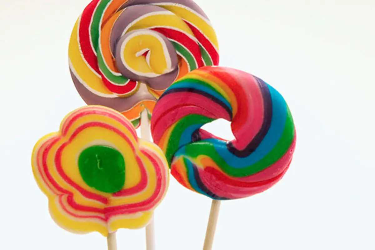 Mengagumkan, Pria Ini Buat Patung Wajah dengan Kunyah Lollipop