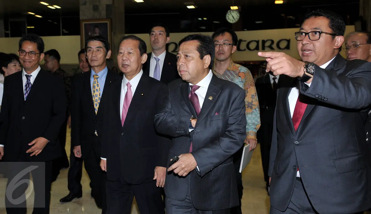 Ketua DPR, Setya Novanto mengajak Ketua Liga Parlemen Jepang-Indonesia Toshihory Nikai beserta rombongan untuk melihat-lihat sejumlah tempat di Gedung DPR RI, Jakarta, Selasa (24/11/2015). (Liputan6.com/Johan Tallo)