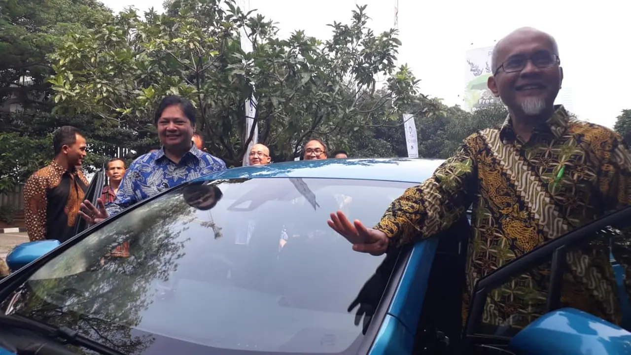Menperin dan Presdir TMMIN test drive plug-in hybrid