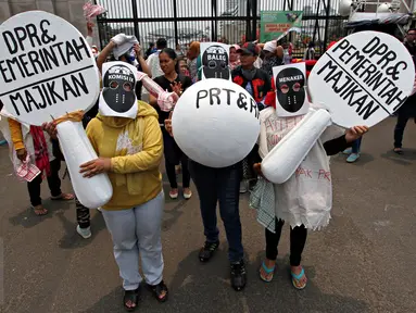 Massa yang tergabung dalam Jaringan Nasional Advokasi Pekerja Rumah Tangga (Jala PRT) melakukan unjuk rasa di depan Gedung DPR, Jakarta, Rabu (7/10). Mereka mendesak DPR dan pemerintah mengesahkan UU Perlindungan PRT. (Liputan6.com/Immanuel Antonius)