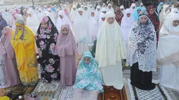 Umat muslim melaksanakan salat Idul Fitri di kawasan Pelabuhan Sunda Kelapa, Jakarta, Rabu (5/6/2019). Umat muslim seluruh Indonesia merayakan Hari Raya Idul Fitri 1440 Hijriah setelah sebelumnya melaksanakan puasa Ramadan selama sebulan penuh. (merdeka.com/Arie Basuki)