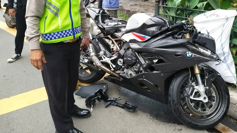 Seorang pengemudi motor gede (Moge) BMW tewas usai terlibat kecelakaan lalu lintas dengan mobil Toyota Calya di Jalan Asia Afrika, Senayan, Jakarta Selatan, Minggu (1/5/2022)